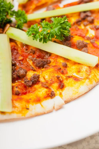 Яловичина турецький піца з огірком на вершині — стокове фото