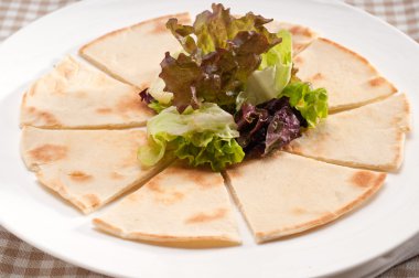 sarımsak pide ekmek pizza salata üstüne