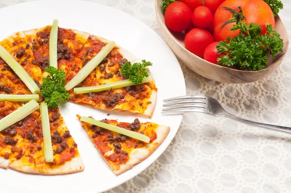 Pizza di manzo turca con cetriolo in cima — Foto Stock