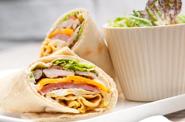 Club sandwich pita bröd rulle — Stockfoto