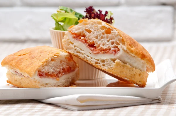 Sandwich de ciabatta panini con jamón de parma y tomate —  Fotos de Stock