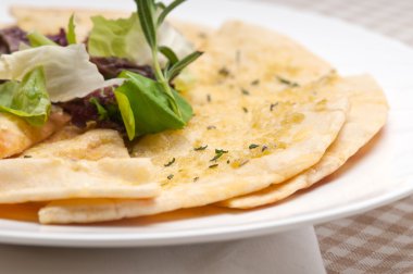 sarımsak pide ekmek pizza salata üstüne