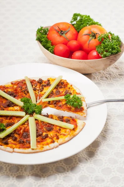 Pizza cu carne de vită turcească cu castravete deasupra — Fotografie, imagine de stoc