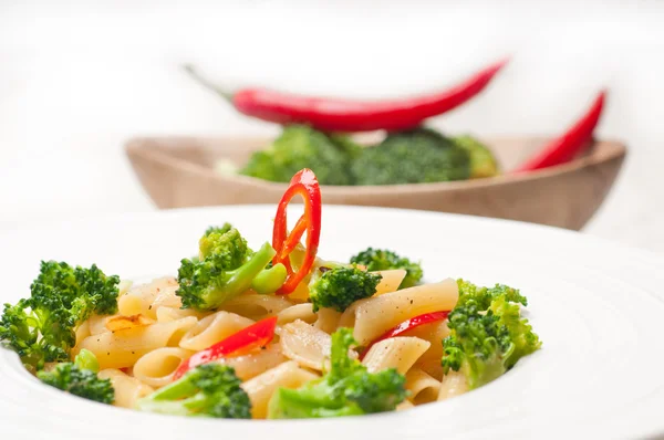 Italienska penne pasta med broccoli och chilipeppar — Stockfoto