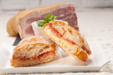 ciabatta panini sandviç parma jambonu ve domates ile