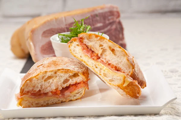 Ciabatta panini sandwich met parmaham en tomaat — Stockfoto