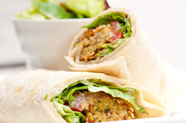 Falafel pita brood roll wrap sandwich — Stockfoto