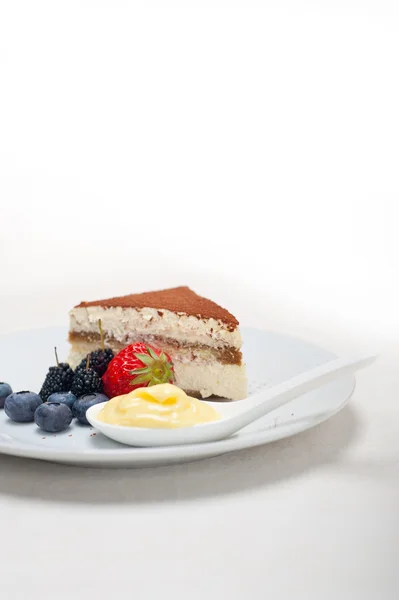 Sobremesa tiramisu com bagas e creme — Fotografia de Stock