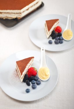 tiramisu tatlı çilek ve krema ile