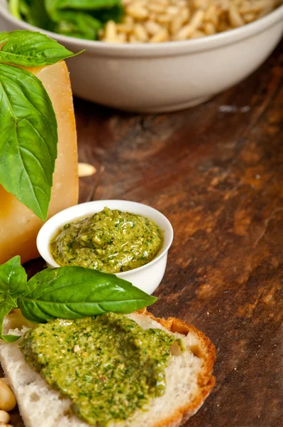 Bruschetta di pesto al basilico italiano ingredienti — Foto Stock
