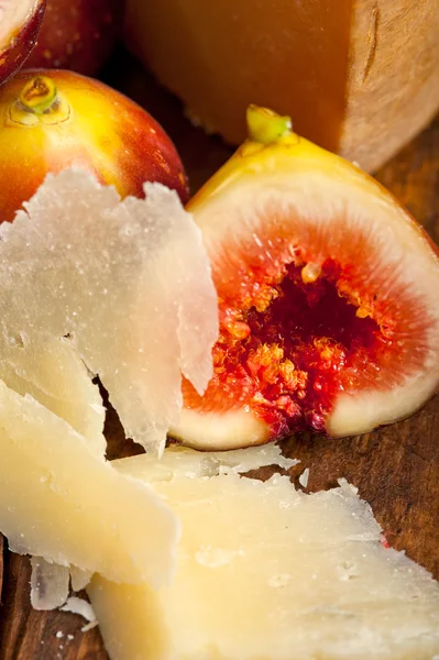Pecorino cheese and fresh figs — Stock Photo, Image