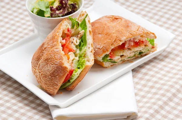 Ciabatta Panini Sandwich mit Huhn und Tomate — Stockfoto