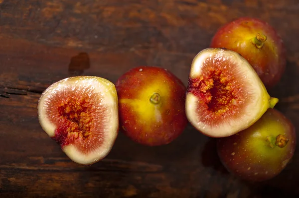 Figues fraîches sur vieux bois — Photo