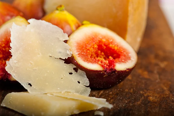Pecorino-ost och färska fikon — Stockfoto