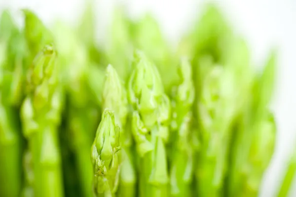 Asparagi freschi su bianco — Foto Stock