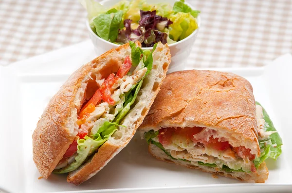 Sanduíche de ciabatta panini com frango e tomate — Fotografia de Stock