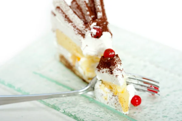 Whipped cream and ribes dessert cake slice — Stock Photo, Image