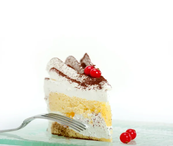 Chantilly e ribes fatia de bolo de sobremesa — Fotografia de Stock