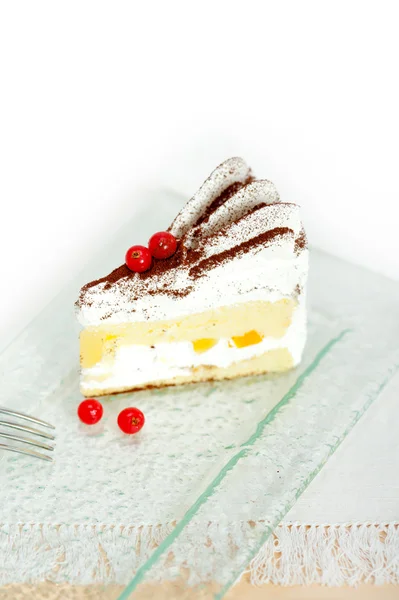 Krem şanti ve ribes tatlı pasta dilimi — Stok fotoğraf