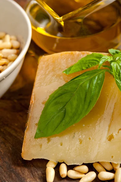 Итальянские ингредиенты базилика песто — стоковое фото