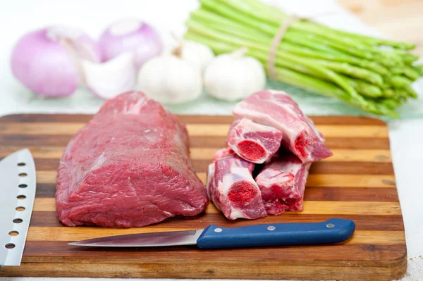 Ruwe rundvlees en varkensribbetjes — Stockfoto