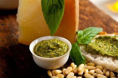 İtalyan fesleğen pesto bruschetta malzemeler