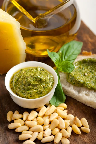 Basilic italien pesto bruschetta ingrédients — Photo