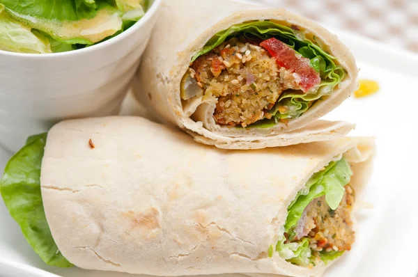 Falafel pita brood roll wrap sandwich — Stockfoto