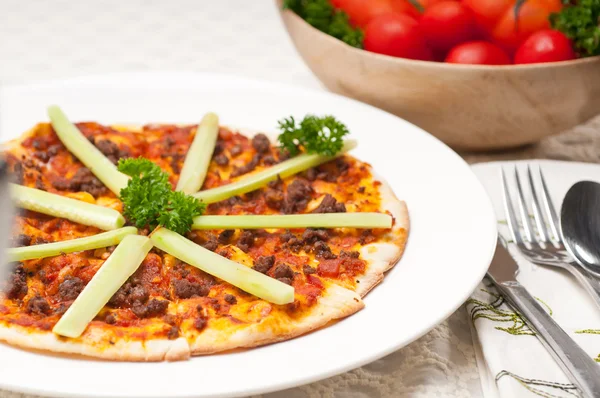 Turecká hovězí pizza s okurky na vrcholu — Stock fotografie