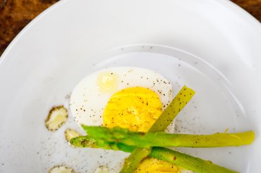 kuşkonmaz ve yumurta