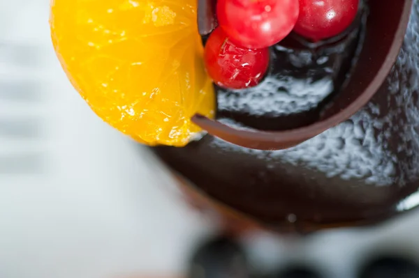 Bolo de chocolate e frutas — Fotografia de Stock