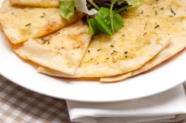 sarımsak pide ekmek pizza salata üstüne