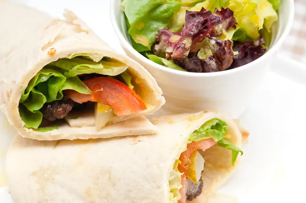 Sandwich au poulet pita wrap roll kafta shawarma — Photo