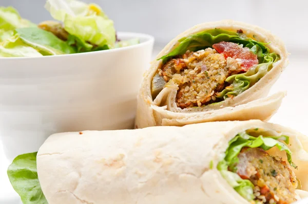 Falafel pita brood roll wrap sandwich — Stockfoto
