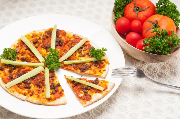 Pizza cu carne de vită turcească cu castravete deasupra — Fotografie, imagine de stoc