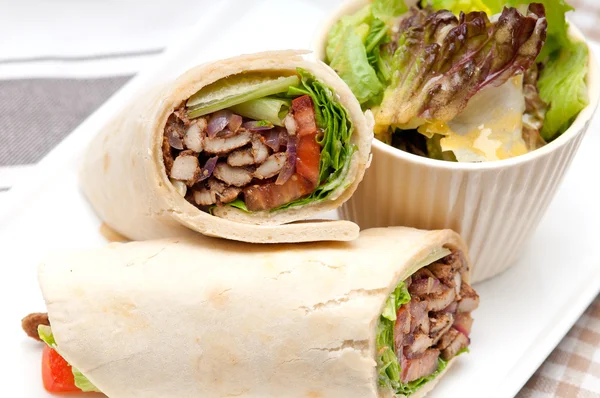 Kafta shoarma kip pita wrap roll sandwich — Stockfoto