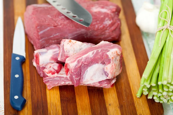 Rå nötkött och revbensspjäll — Stockfoto