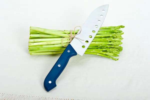 Asparagi freschi su bianco — Foto Stock