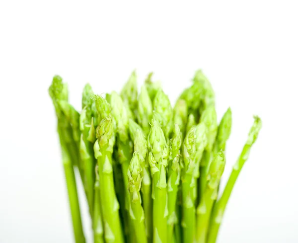 Asparagi freschi su bianco — Foto Stock