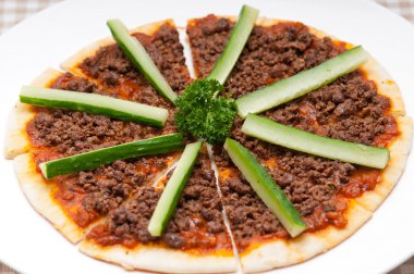 Türk sığır pizza üstüne salatalık ile