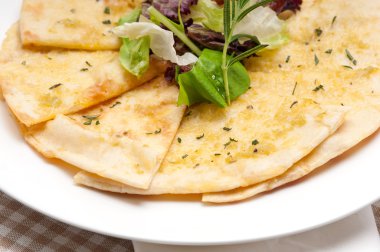 sarımsak pide ekmek pizza salata üstüne