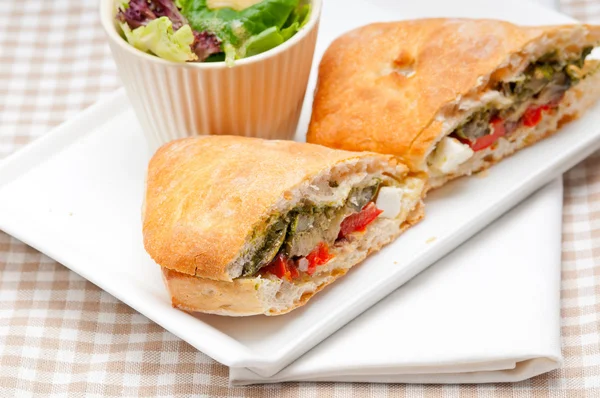 Ciabatta panini sandwichwith sebze ve beyaz peynir — Stok fotoğraf