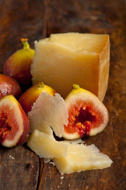 Pecorino peyniri ve taze incir