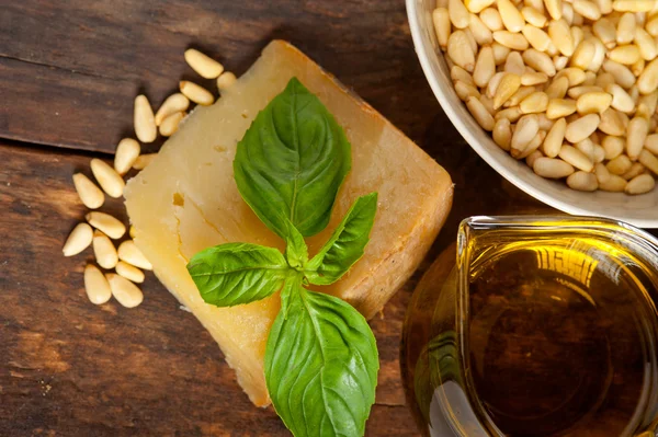 Pesto de albahaca italiana ingredientes —  Fotos de Stock