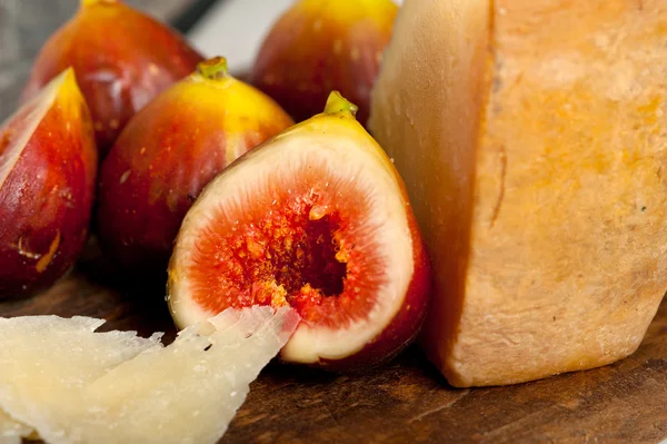 Pecorino-ost och färska fikon — Stockfoto
