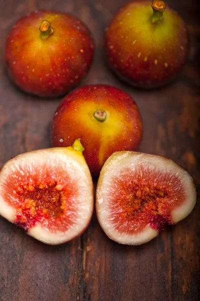 Figues fraîches sur vieux bois — Photo