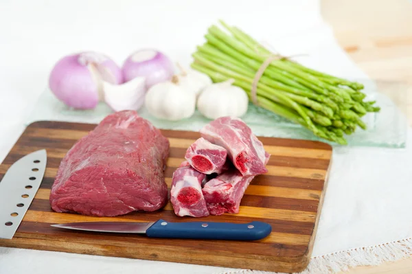 Rå nötkött och revbensspjäll — Stockfoto