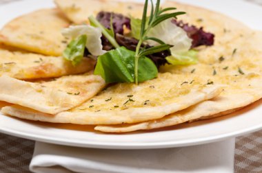 sarımsak pide ekmek pizza salata üstüne