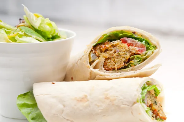 Kanapkę owinąć roll Falafel pita chleb — Zdjęcie stockowe