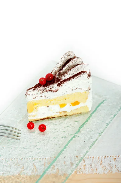Crème fouettée et côtelettes dessert tranche de gâteau — Photo